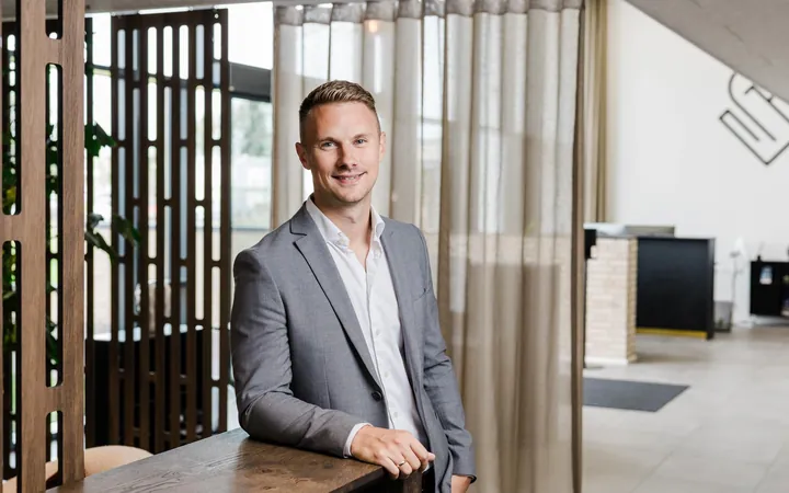 Medarbejder fra Dansk Motor Finans på kontoret