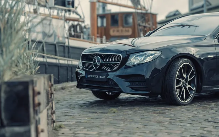 Sort Mercedes parkeret på en brostensbelagt kaj