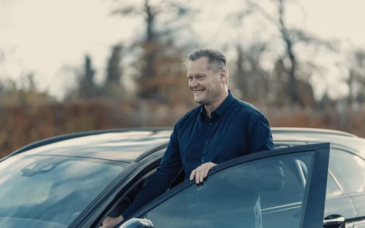 Michael fra Dansk Motor Finans stiger ud af en bil