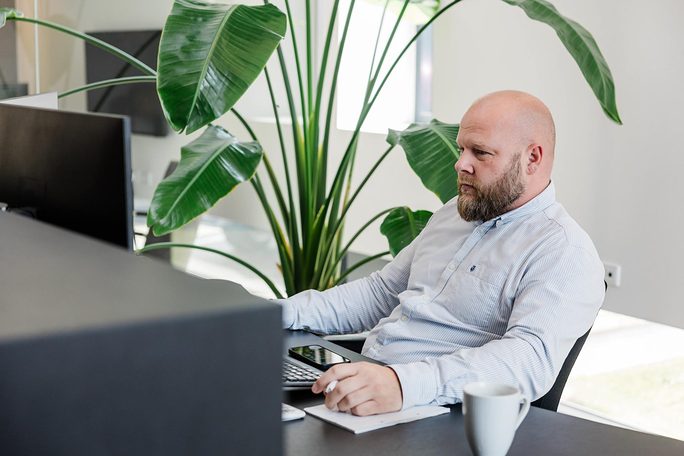 Medarbejder ved sit skrivebord hos Dansk Motor Finans