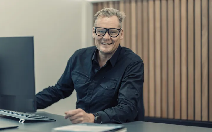 Michael fra Dansk Motor Finans ved sit skrivebord