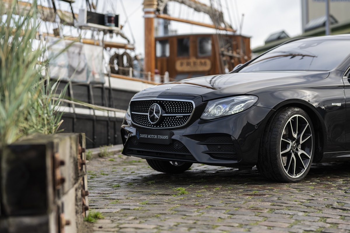 Mercedes holder ved havnen