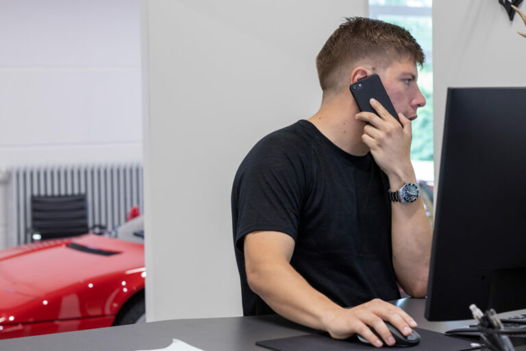 Daniel snakker i telefon med en bilforhandler