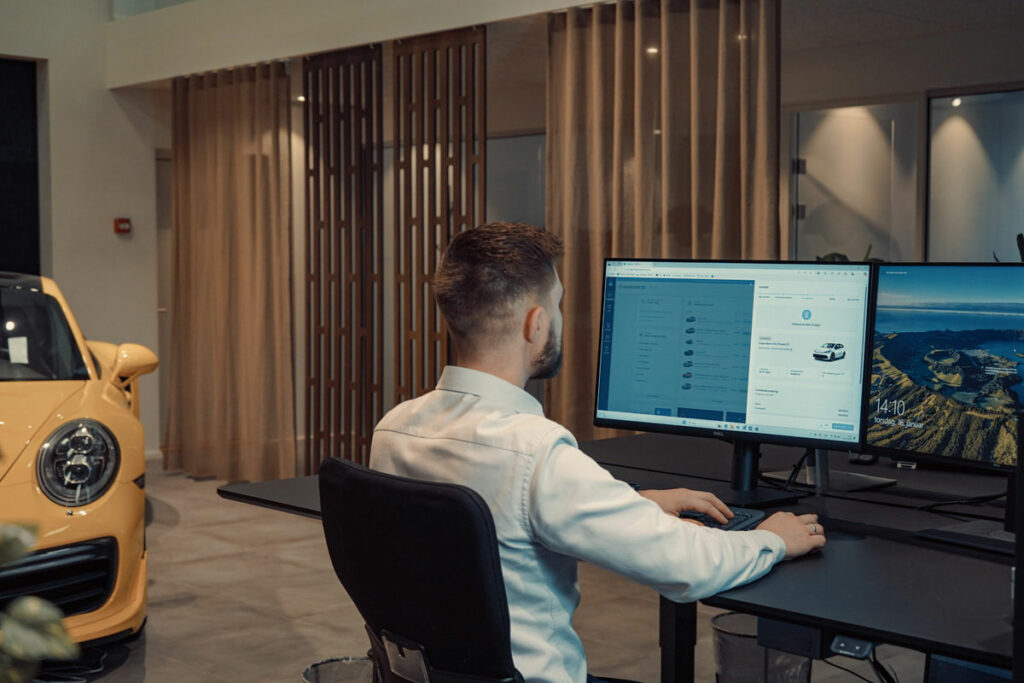 Steffen sidder med den professionelle afgift beregner