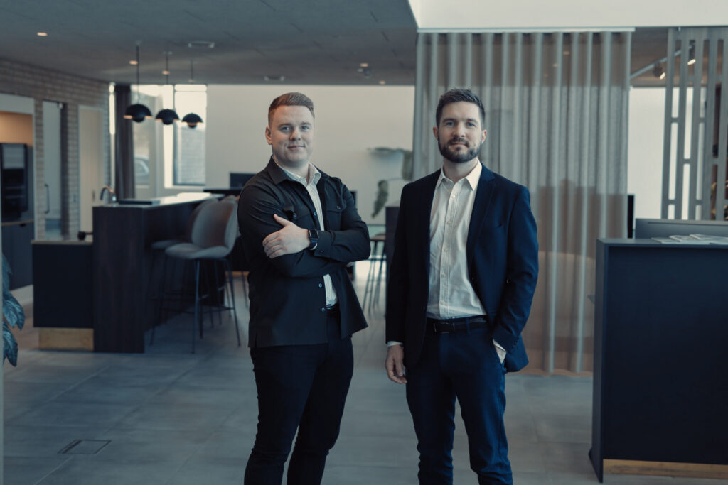 emil og steffen fra LEGAL på kontoret hos dansk motor finans i kolding